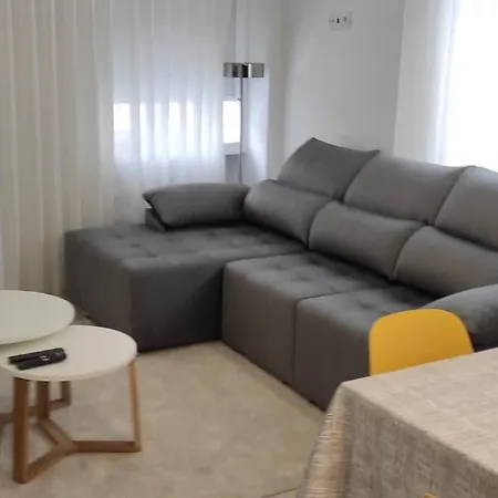 Modern 1 Bedroom Center *