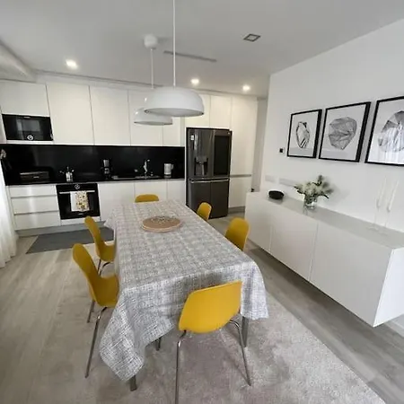 Modern 1 Bedroom Center Apartment *