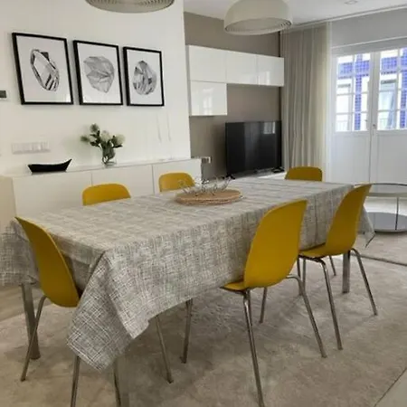 Modern 1 Bedroom Center Apartment