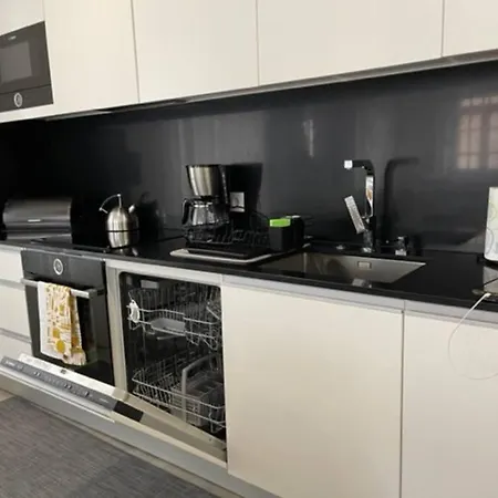 Modern 1 Bedroom Center Apartment *