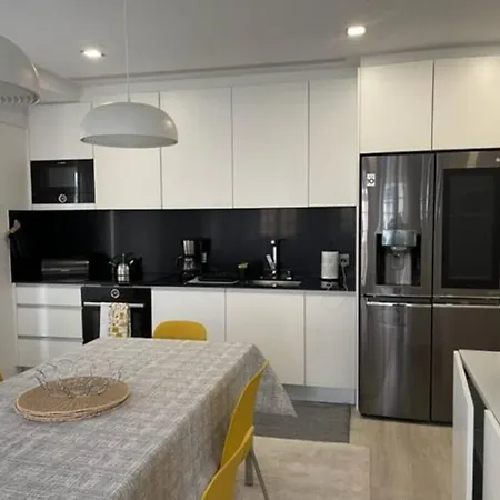 Modern 1 Bedroom Center Apartment