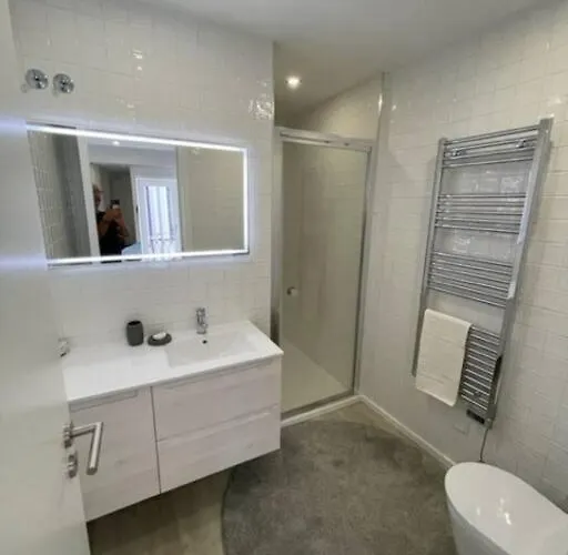 Modern 1 Bedroom Center
